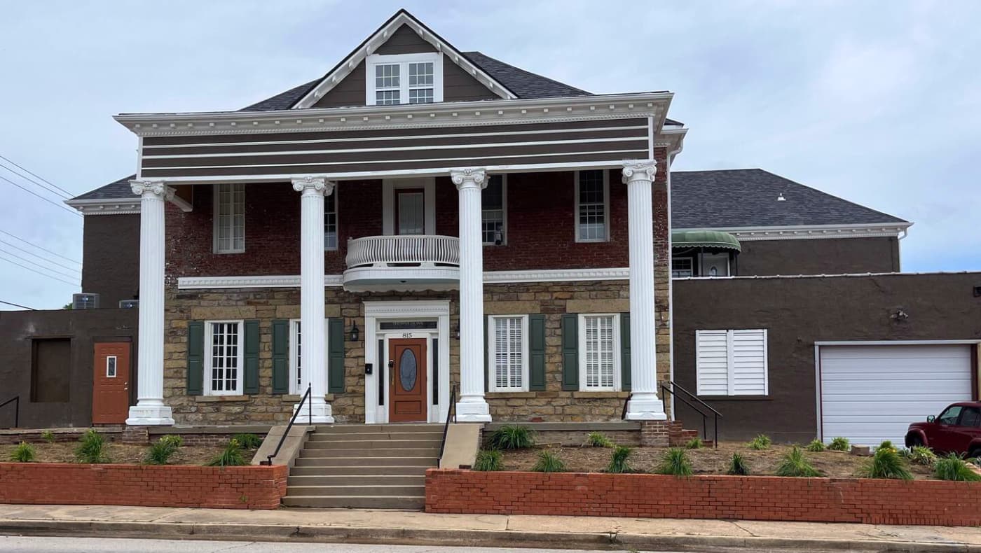 Alt Text: The historic Thomas Quinn House in Little Rock, Arkansas, a well-preserved Queen Anne Victorian-style home featuring a wraparound porch, decorative gables, and original woodwork.