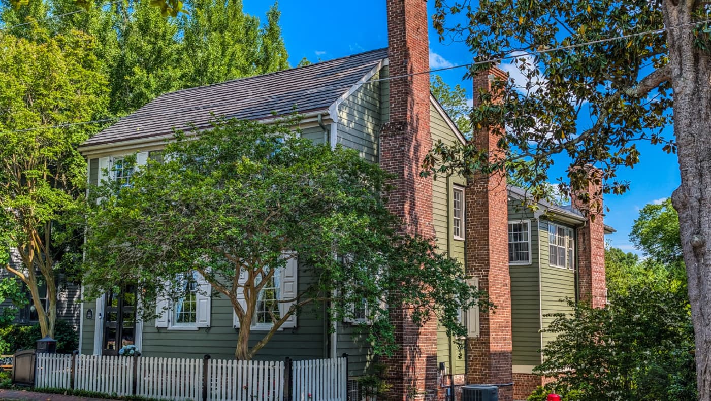 Exterior photo of the Colonial Andrew Mackie House circa 1760 in Historic Smithfield Virginia, for sale on PreservationDirectory.com.